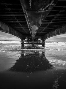 Превью обои море, вода, мост, чб