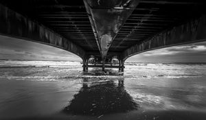 Превью обои море, вода, мост, чб