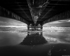 Превью обои море, вода, мост, чб