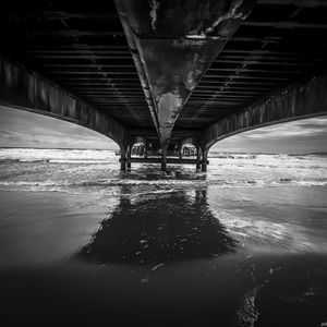 Превью обои море, вода, мост, чб