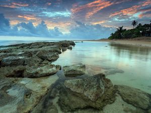 Превью обои море, вода, прозрачная, берег, дно, камни, закат, небо, оттенки