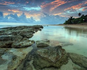 Превью обои море, вода, прозрачная, берег, дно, камни, закат, небо, оттенки