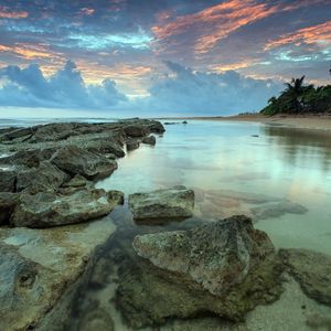 Превью обои море, вода, прозрачная, берег, дно, камни, закат, небо, оттенки