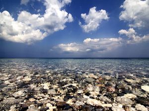 Превью обои море, вода, прозрачная, камни, дно, облака, небо