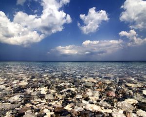 Превью обои море, вода, прозрачная, камни, дно, облака, небо