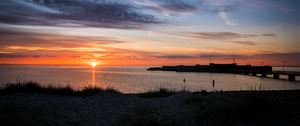 Превью обои море, вода, солнце, облака, закат, темный