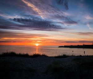 Превью обои море, вода, солнце, облака, закат, темный