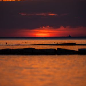 Превью обои море, вода, закат, темный