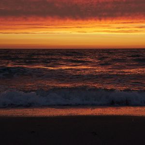 Превью обои море, волны, берег, закат, природа, темный