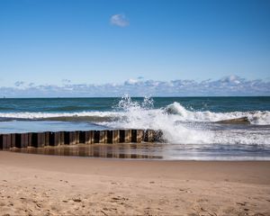 Превью обои море, волны, брызги, пирс, берег