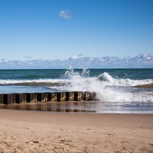 Превью обои море, волны, брызги, пирс, берег