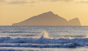 Превью обои море, волны, брызги, гора, силуэт, пейзаж