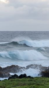 Превью обои море, волны, брызги, камни, трава, небо, природа