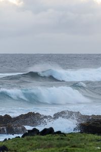 Превью обои море, волны, брызги, камни, трава, небо, природа