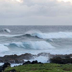 Превью обои море, волны, брызги, камни, трава, небо, природа