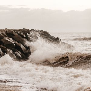 Превью обои море, волны, брызги, камни, берег, прибой