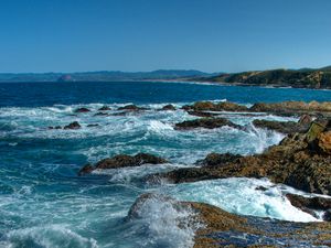 Превью обои море, волны, брызги, скалы, берег