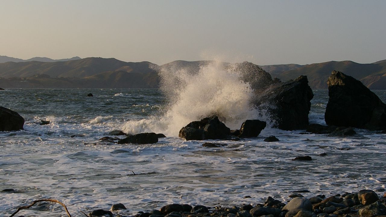 Обои море, волны, брызги, камни, берег, природа