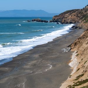 Превью обои море, волны, гора, пляж, пейзаж