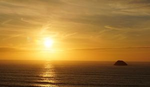 Превью обои море, волны, горизонт, камень, солнце, темный