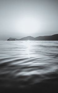 Превью обои море, волны, горы, свет, чб