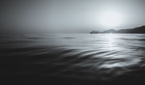 Превью обои море, волны, горы, свет, чб