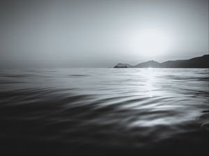 Превью обои море, волны, горы, свет, чб