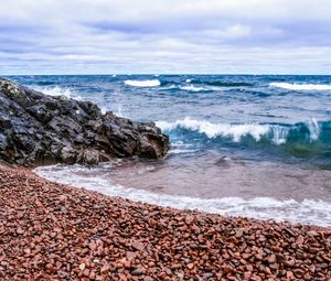 Превью обои море, волны, камни, берег, небо, природа