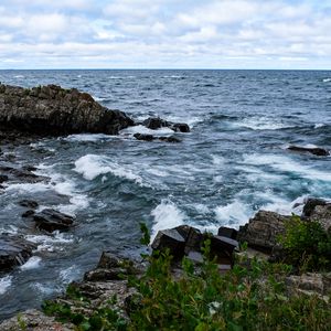 Превью обои море, волны, камни, скалы, пейзаж, горизонт