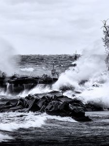 Превью обои море, волны, камни, пейзаж, черно-белый