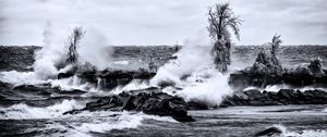 Превью обои море, волны, камни, пейзаж, черно-белый