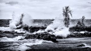 Превью обои море, волны, камни, пейзаж, черно-белый