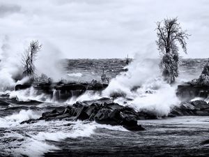 Превью обои море, волны, камни, пейзаж, черно-белый