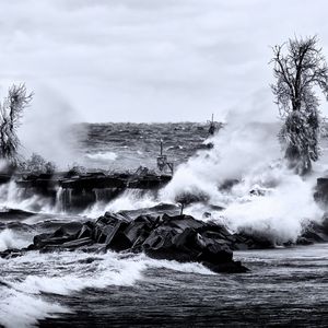 Превью обои море, волны, камни, пейзаж, черно-белый