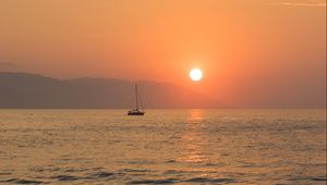 Превью обои море, волны, лодка, солнце, закат