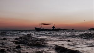 Превью обои море, волны, лодка, силуэт, темный, сумерки