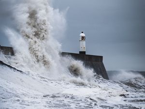 Превью обои море, волны, маяк, шторм, вода, брызги