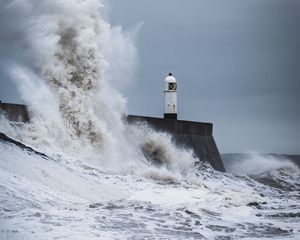 Превью обои море, волны, маяк, шторм, вода, брызги