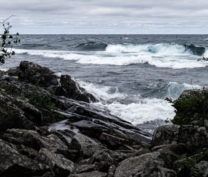 Превью обои море, волны, пена, камни, берег, пейзаж