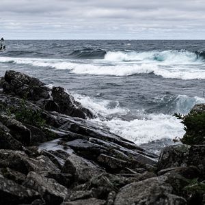 Превью обои море, волны, пена, камни, берег, пейзаж