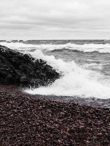 Превью обои море, волны, пена, галька, камень, пейзаж