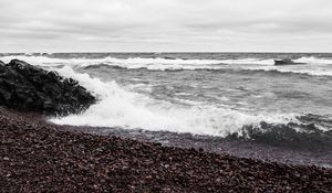 Превью обои море, волны, пена, галька, камень, пейзаж