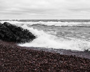 Превью обои море, волны, пена, галька, камень, пейзаж