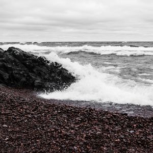 Превью обои море, волны, пена, галька, камень, пейзаж