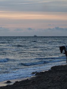 Превью обои море, волны, прибой, корабль, горизонт, закат, северная голландия