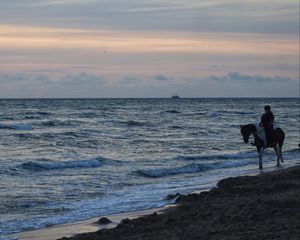 Превью обои море, волны, прибой, корабль, горизонт, закат, северная голландия