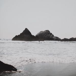 Превью обои море, волны, серфер, скалы, пляж