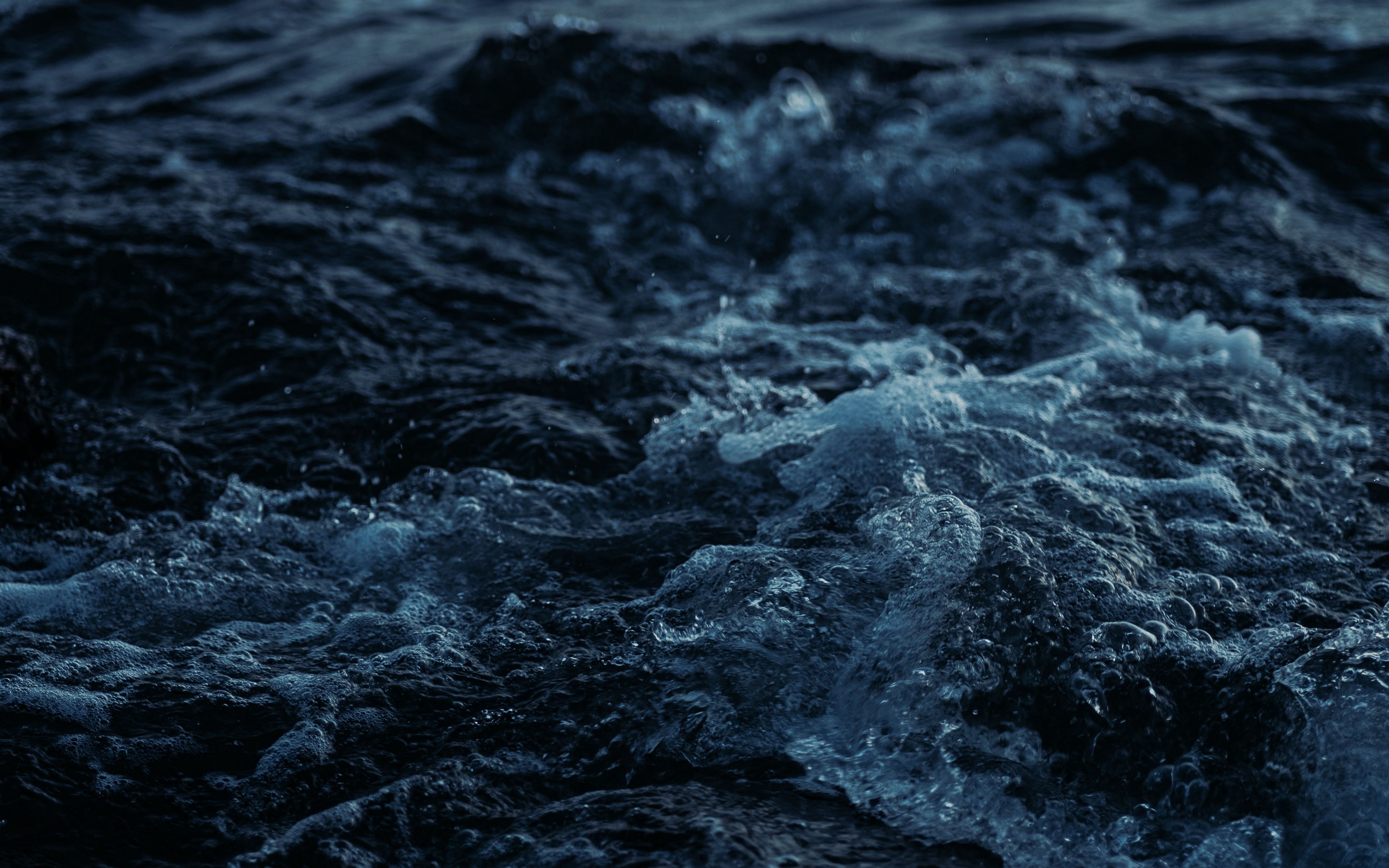 К чему снится волна воды. Море вода. Волны на воде. Морская вода обои. Вода близко.