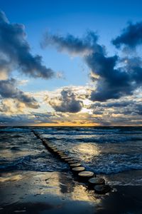 Превью обои море, волны, вода, облака, пейзаж, сумерки