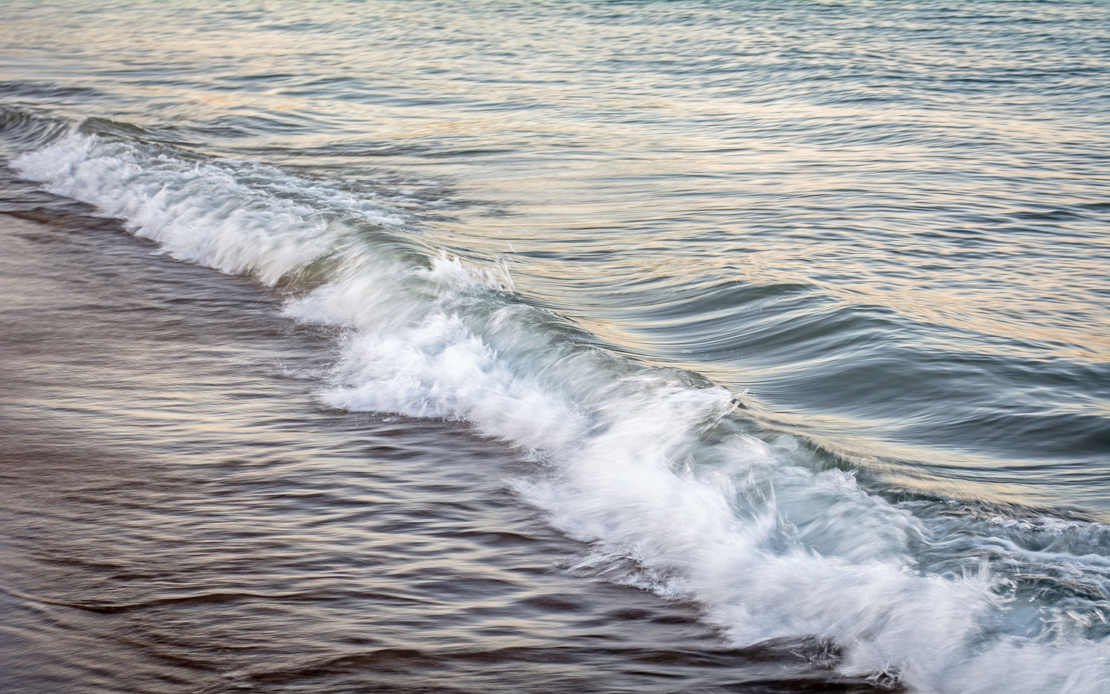 Почему на море волны. Волны на воде. Небольшие волны на море. Море вода. Эгейское море волны.